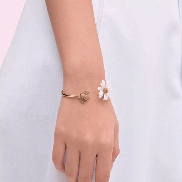 KATE SPADE • Into The Bloom Daisy Flower Bee Cuff Hinge Bracelet - Picture 2 of 6